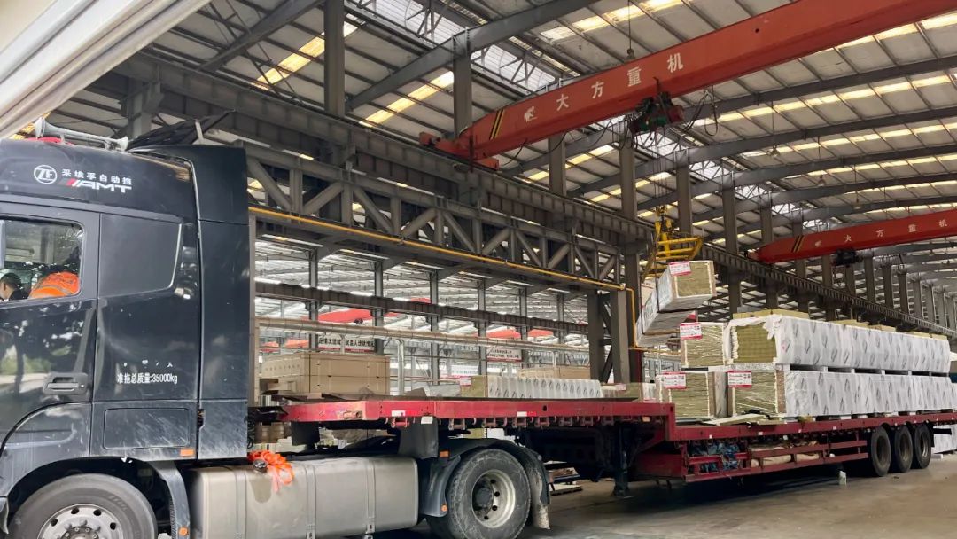 口碑爆棚！23000平熱壓企口鋁板保溫一體板火熱打包裝車發(fā)出！